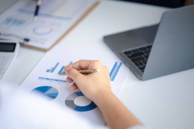 Grup iş adamları birlikte beyin fırtınası yapıyorlar ve finans departmanının özetlediği finansal belgeleri gözden geçiriyorlar. Onlar iş ortakları. İş yönetimi kavramı.