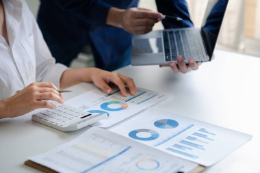 Tartışmalara, iş toplantılarına, şirket satış toplantılarına katılan insan grupları, şirket performansının özeti ve beyin fırtınası. İş stratejisi yönetim kavramı.