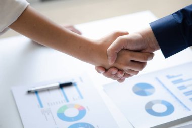 İş yatırımcıları el ele tutuşuyor, iki işadamı iş konusunda hemfikir ve başarılı bir pazarlıktan sonra el sıkışıyor. El sıkışmak Batının selamlaması ya da kutlamasıdır..