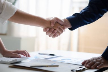 İş yatırımcıları el ele tutuşuyor, iki işadamı iş konusunda hemfikir ve başarılı bir pazarlıktan sonra el sıkışıyor. El sıkışmak Batının selamlaması ya da kutlamasıdır..