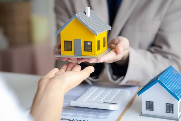 Agentes Imobiliários Explicam Modelos Propriedades Habitacionais Projetos Para Elaborar Aos — Fotografia de Stock