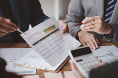 Satış departmanı bunu bölüm müdürüne götürmek için aylık bir toplantı yapıyor. Müdüre götürmeden önce hazırlanan belgelerin doğruluğunu kontrol ediyorlar..