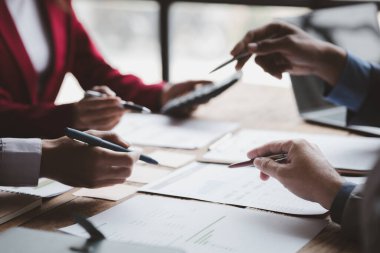 Tartışmalara, iş toplantılarına, şirket satış toplantılarına katılan insan grupları, şirket performansının özeti ve beyin fırtınası. İş stratejisi yönetim kavramı.