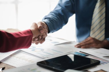 İş adamları el sıkışarak bir girişim kuruyor, el sıkışmak Batılı bir selamlama veya tebrik şeklidir. Genç iş adamları girişimlerde bulunuyor ve giderek yükseliyorlar. Başlangıç fikri.