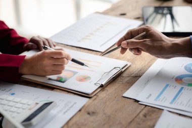 Tartışmalara, iş toplantılarına, şirket satış toplantılarına katılan insan grupları, şirket performansının özeti ve beyin fırtınası. İş stratejisi yönetim kavramı.