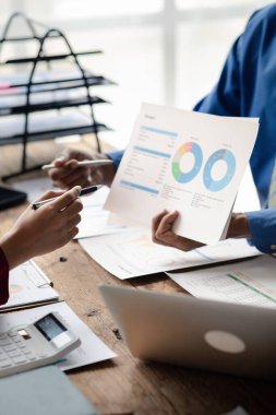 Tartışmalara, iş toplantılarına, şirket satış toplantılarına katılan insan grupları, şirket performansının özeti ve beyin fırtınası. İş stratejisi yönetim kavramı.