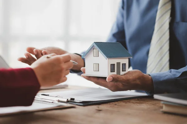 House Sales Representatives Sales Representatives Recommend Housing Details Project Customers — Fotografia de Stock