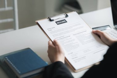 Bir şirkette iş görüşmesi için başvuruda bulunan kişi, bir yöneticiyle iş görüşmesine katılan ve başvuru için şirkete alınan kişi. İş başvurusu kavramı.