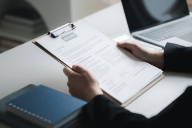 Bir şirkette iş görüşmesi için başvuruda bulunan kişi, bir yöneticiyle iş görüşmesine katılan ve başvuru için şirkete alınan kişi. İş başvurusu kavramı.