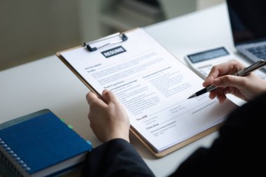 Bir şirkette iş görüşmesi için başvuruda bulunan kişi, bir yöneticiyle iş görüşmesine katılan ve başvuru için şirkete alınan kişi. İş başvurusu kavramı.