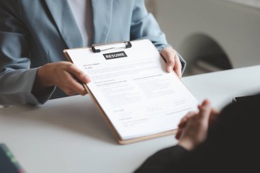 Bir şirkette iş görüşmesi için başvuruda bulunan kişi, bir yöneticiyle iş görüşmesine katılan ve başvuru için şirkete alınan kişi. İş başvurusu kavramı.