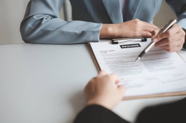 Bir şirkette iş görüşmesi için başvuruda bulunan kişi, bir yöneticiyle iş görüşmesine katılan ve başvuru için şirkete alınan kişi. İş başvurusu kavramı.