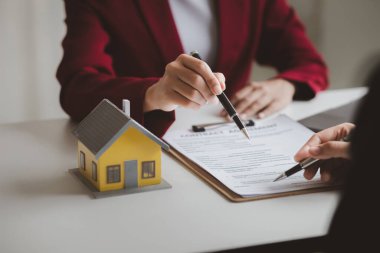 Ev satış temsilcileri ve satış temsilcileri projedeki evleri görmek isteyen müşterilere projede konut detaylarını tavsiye ediyorlar. Gayrimenkul ticareti.