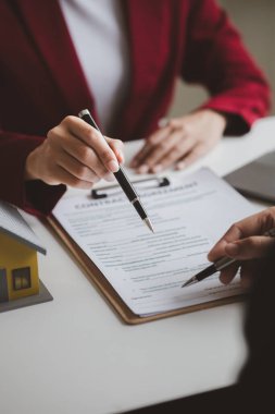 Ev satış temsilcileri ve satış temsilcileri projedeki evleri görmek isteyen müşterilere projede konut detaylarını tavsiye ediyorlar. Gayrimenkul ticareti.