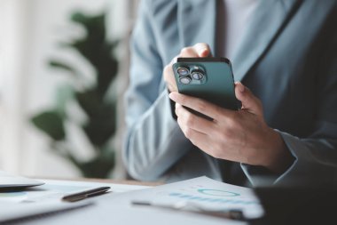 İşe ara verdiğinde cep telefonuyla oynayan güzel bir Asyalı kadın. Yeni başlayan bir şirketin pazarlama müdürü, kadın lider, yönetici ve CEO 'su. Kadın Liderlik Konsepti.