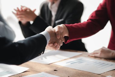 Yatırımcı grup el sıkışması, iki işadamı iş konusunda hemfikir ve başarılı bir pazarlıktan sonra el sıkışıyorlar. El sıkışmak Batının selamlaması ya da kutlamasıdır..