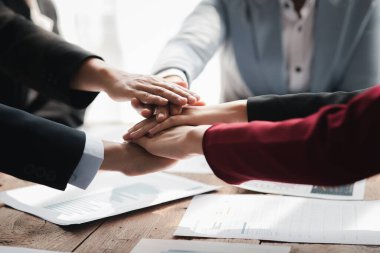 Bir grup iş adamı el ele tutuşuyor, iş toplantıları, şirket satış toplantıları, beyin fırtınası ve şirket performansının özeti. İş stratejisi yönetim kavramı.