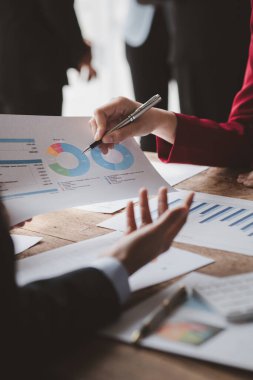 Tartışmalara, iş toplantılarına, şirket satış toplantılarına katılan insan grupları, şirket performansının özeti ve beyin fırtınası. İş stratejisi yönetim kavramı.