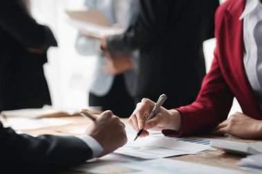 Tartışmalara, iş toplantılarına, şirket satış toplantılarına katılan insan grupları, şirket performansının özeti ve beyin fırtınası. İş stratejisi yönetim kavramı.