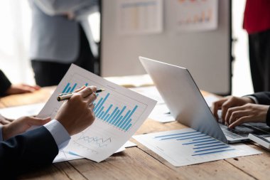Tartışmalara, iş toplantılarına, şirket satış toplantılarına katılan insan grupları, şirket performansının özeti ve beyin fırtınası. İş stratejisi yönetim kavramı.