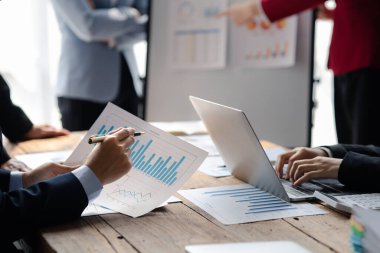 Tartışmalara, iş toplantılarına, şirket satış toplantılarına katılan insan grupları, şirket performansının özeti ve beyin fırtınası. İş stratejisi yönetim kavramı.