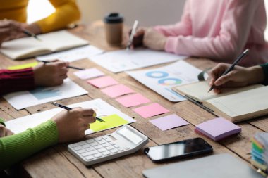 Grup işadamı girişim şirketlerinin yöneticileri, şirket satış toplantıları, beyin fırtınası ve şirket performansının özeti ile bir toplantıya katıldı. İş stratejisi yönetim kavramı.