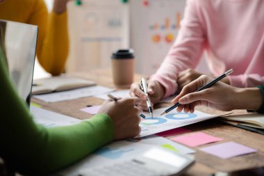 Grup işadamı girişim şirketlerinin yöneticileri, şirket satış toplantıları, beyin fırtınası ve şirket performansının özeti ile bir toplantıya katıldı. İş stratejisi yönetim kavramı.