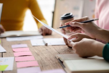 Girişimlerin kurucuları, şirket satış toplantıları, beyin fırtınası ve şirket performansının özeti arasındaki toplantı. İş stratejisi yönetim kavramı.