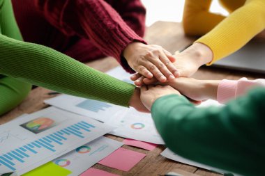 Bir grup yeni başlayan iş adamı el ele tutuşuyor, iş toplantıları, şirket satış toplantıları, beyin fırtınası ve şirket performansının özeti. İş stratejisi yönetim kavramı.