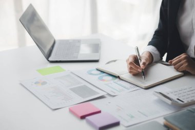 Özel bir ofiste çalışan işadamı, şirket bir iş ortağıyla görüşmeye gitmeden önce finans bölümünden gönderilen mali belgeleri inceliyor. Mali konsept.