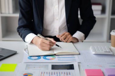 Özel bir ofiste çalışan işadamı, şirket bir iş ortağıyla görüşmeye gitmeden önce finans bölümünden gönderilen mali belgeleri inceliyor. Mali konsept.