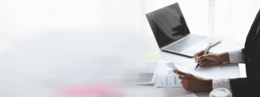 Bir kadın finansör şirketin mali belgelerini inceliyor. Finans departmanından aylık hesap özeti. Şirketin doğruluk ve büyüme finansmanını yönetme kavramı.