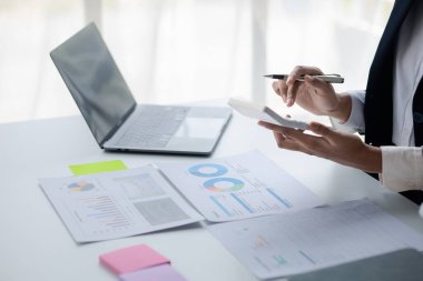 Finans muhasebecileri finans departmanından gelen belgeleri inceliyor, şirketin finansal rakamlarını doğruluyor ve sahtekarlık yapılmıyor. Kurumsal mali denetim kavramı.