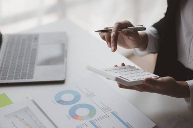 Finans muhasebecileri finans departmanından gelen belgeleri inceliyor, şirketin finansal rakamlarını doğruluyor ve sahtekarlık yapılmıyor. Kurumsal mali denetim kavramı.