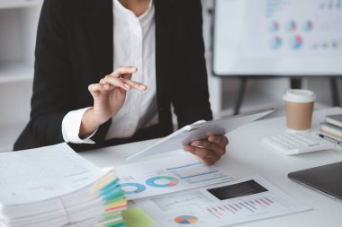 Finans muhasebecileri finans departmanından gelen belgeleri inceliyor, şirketin finansal rakamlarını doğruluyor ve sahtekarlık yapılmıyor. Kurumsal mali denetim kavramı.