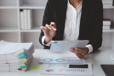 Finans muhasebecileri finans departmanından gelen belgeleri inceliyor, şirketin finansal rakamlarını doğruluyor ve sahtekarlık yapılmıyor. Kurumsal mali denetim kavramı.