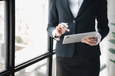 Finans muhasebecileri finans departmanından gelen belgeleri inceliyor, şirketin finansal rakamlarını doğruluyor ve sahtekarlık yapılmıyor. Kurumsal mali denetim kavramı.