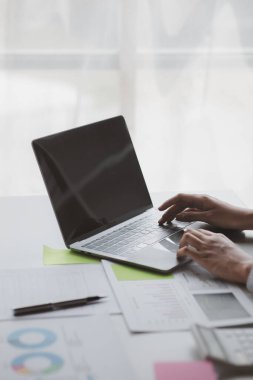 Özel bir odada çalışan bir iş kadını dizüstü bilgisayarda klavye kullanıyor ortağıyla sohbet etmek için bir kurye kullanıyor. İletişim için teknoloji kullanma kavramı.