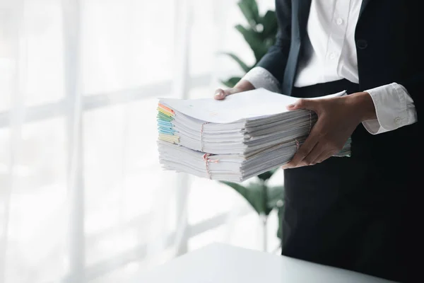 Biznesmen Posiadający Wiele Dokumentów Firmowe Dokumenty Finansowe Miesięczne Dokumenty Podsumowujące — Zdjęcie stockowe