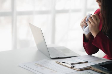 İş kadını stresi, iş kadını olarak genç Asyalı iş kadını yöneticiler, kurucu yöneticiler, genç bayan iş adamları. Girişim iş konsepti.
