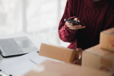 Cep telefonundaki müşteri bilgilerine bakan, çevrimiçi ürün satan, online alışveriş siteleri üzerinden sipariş veren müşterilerden sipariş alan kişi. Ürün çevrimiçi ve e-ticaret satışı.