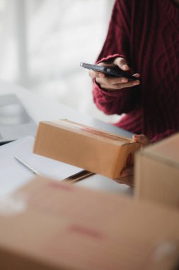 Cep telefonundaki müşteri bilgilerine bakan, çevrimiçi ürün satan, online alışveriş siteleri üzerinden sipariş veren müşterilerden sipariş alan kişi. Ürün çevrimiçi ve e-ticaret satışı.