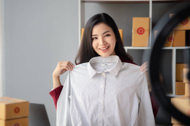 İnsanlar canlı yayında ürün satıyor, çevrimiçi ürün satıyor, çevrimiçi satış siteleri üzerinden sipariş veren müşterilerin siparişlerini paketliyorlar. Ürün çevrimiçi ve e-ticaret kavramı.