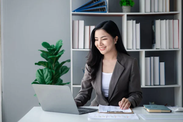 Asian Women Working Office Young Asian Business Women Business Executives — ストック写真