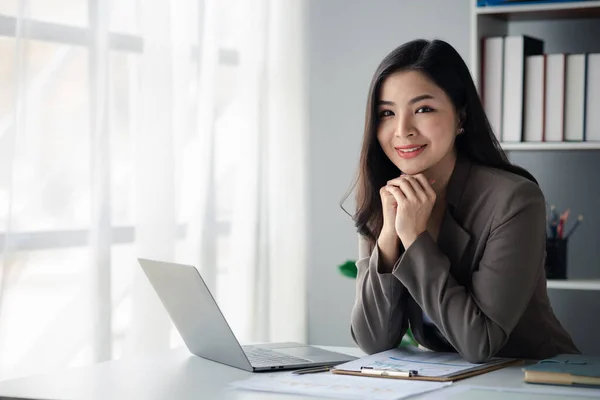 オフィスで働くアジアの女性 ビジネスエグゼクティブとしての若いアジアのビジネス女性 スタートアップエグゼクティブ 若い女性ビジネスリーダーを設立し 運営しています スタートアップビジネスコンセプト — ストック写真