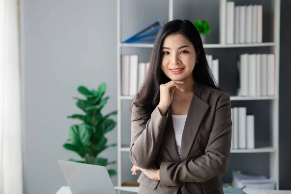 オフィスで働くアジアの女性 ビジネスエグゼクティブとしての若いアジアのビジネス女性 スタートアップエグゼクティブ 若い女性ビジネスリーダーを設立し 運営しています スタートアップビジネスコンセプト — ストック写真