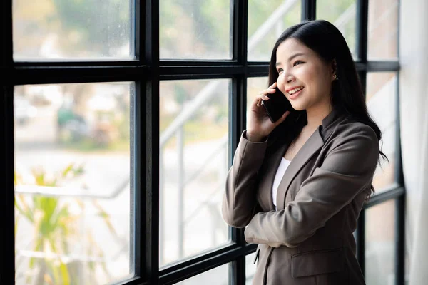 女商人在电话中交谈 年轻的亚洲妇女担任经理 创办和管理初创经理 年轻的女商业领袖 创业企业概念 — 图库照片