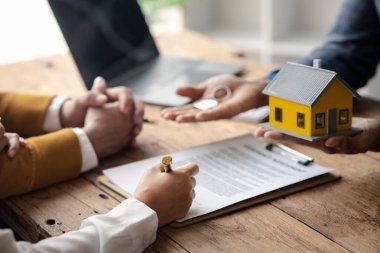Ev satış temsilcileri ve satış temsilcileri projedeki evleri görmek isteyen müşterilere projede konut detaylarını tavsiye ediyorlar. Gayrimenkul ticareti.
