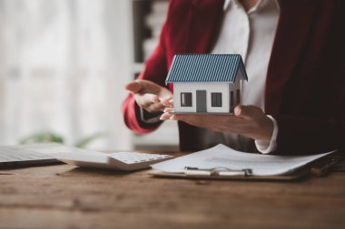 Emlakçılar, konut modellerini müşterilere ayrıntılı bir şekilde anlatma, evler ve satın alma kredileri hakkında bilgi verme ve sunma konularında açıklar. Gayrimenkul ticareti.