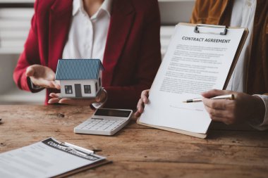 Emlakçılar, konut modellerini müşterilere ayrıntılı bir şekilde anlatma, evler ve satın alma kredileri hakkında bilgi verme ve sunma konularında açıklar. Gayrimenkul ticareti.